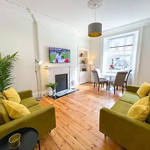 Desirable 2 Bed Near Castle Edimburgo