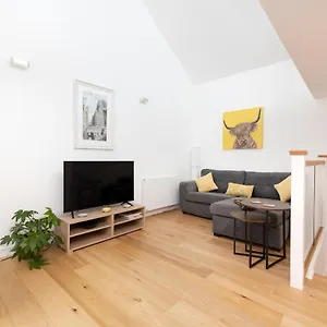 Modern 3-storey 3-bedroom Edimburgo