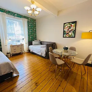 Old Town Centre 5 Mins To Castle Apartment